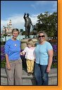 S holkama v Disneylandu, za nmi bronzov pan Walt Disney